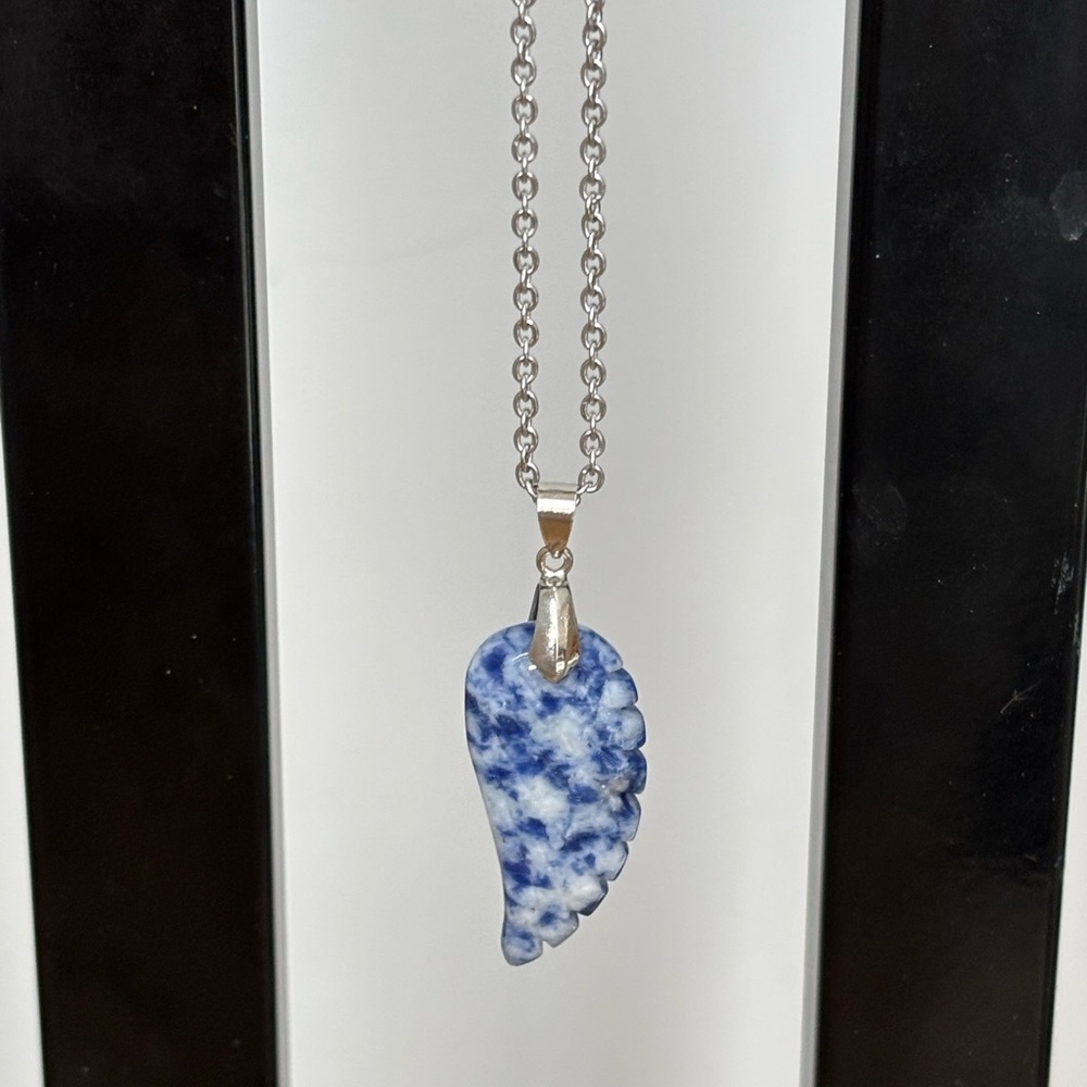 Blue & white gemstone pendant necklace/ silver tone/ measures 19 in length